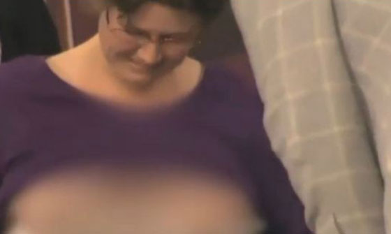 صور وفيديو: مذيع شاذ  يرضع الحليب من ثدي احدى الامهات صورة رقم 4