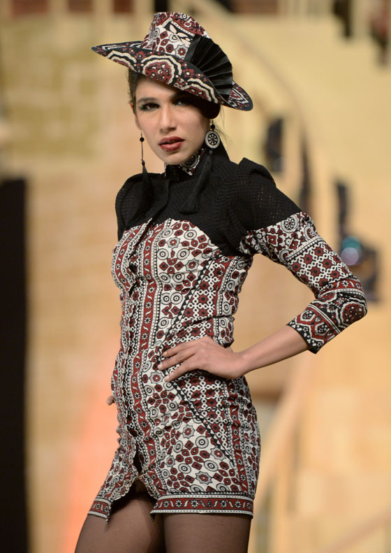 من وحي اللباس التقليدي.. عرض للأزياء الباكستانية المبتكرة  صورة رقم 15