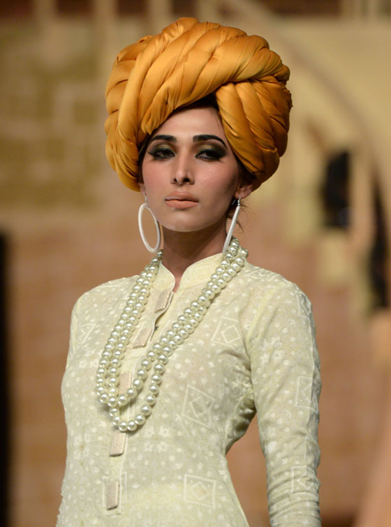 من وحي اللباس التقليدي.. عرض للأزياء الباكستانية المبتكرة  صورة رقم 16