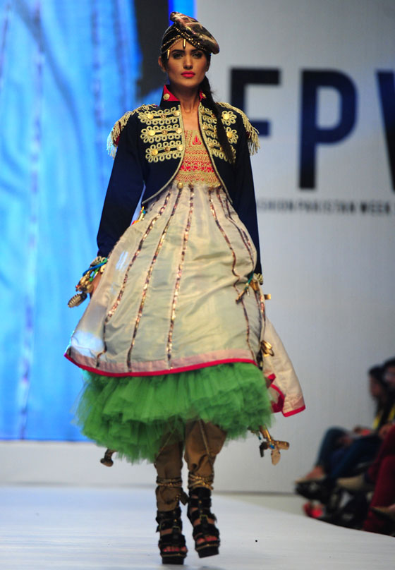 من وحي اللباس التقليدي.. عرض للأزياء الباكستانية المبتكرة  صورة رقم 27