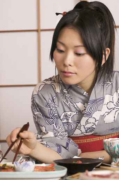تعلم اصول تناول السوشي على الطريقة اليابانية صورة رقم 1