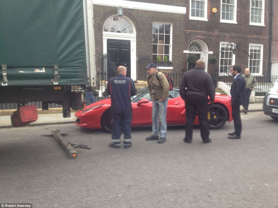 بالصور.. حادث مؤسف بين شاحنة وفيراري متوقفة في لندن صورة رقم 1