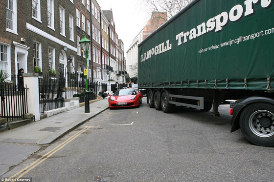 بالصور.. حادث مؤسف بين شاحنة وفيراري متوقفة في لندن صورة رقم 9