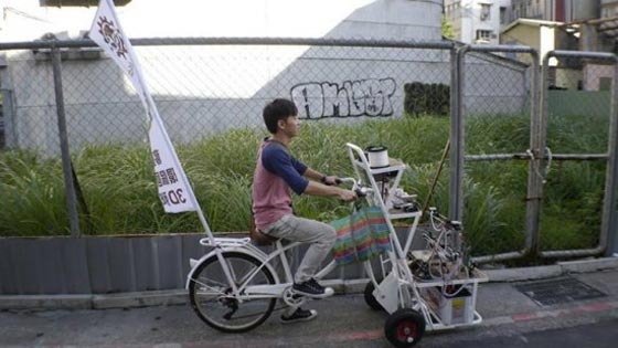 دراجة تجمع القمامة من الشوارع تسحقها وتحولها الى قطع فنية صورة رقم 3