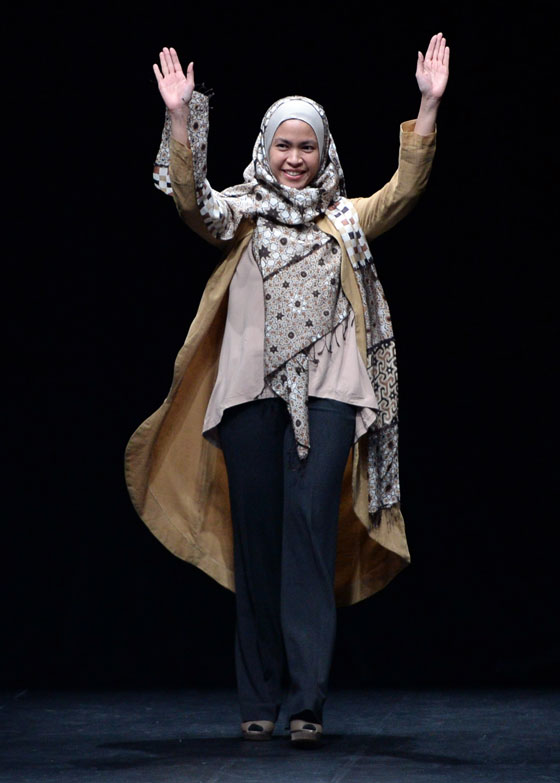 عارضة اندونيسية تبرز أحدث صيحات الحجاب في طوكيو صورة رقم 10