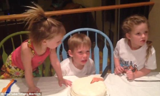 فيديو مضحك: صبي يبكي رافضا اخته الجديدة (أنا أكره الفتيات)  صورة رقم 3
