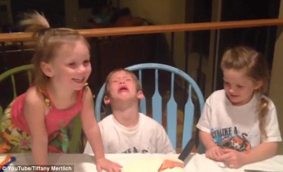 فيديو مضحك: صبي يبكي رافضا اخته الجديدة (أنا أكره الفتيات)  صورة رقم 4
