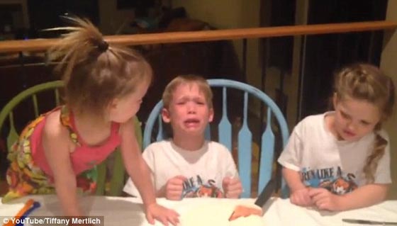 فيديو مضحك: صبي يبكي رافضا اخته الجديدة (أنا أكره الفتيات)  صورة رقم 5