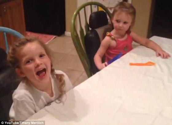 فيديو مضحك: صبي يبكي رافضا اخته الجديدة (أنا أكره الفتيات)  صورة رقم 7