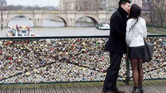 باريس: جسر العشاق الابدي يضيق باقفال الحب!! صورة رقم 10