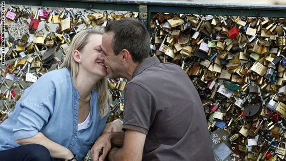 باريس: جسر العشاق الابدي يضيق باقفال الحب!! صورة رقم 9