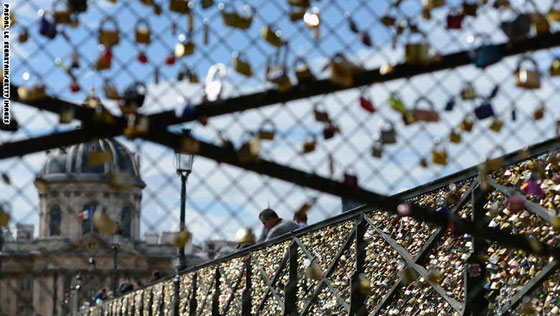 باريس: جسر العشاق الابدي يضيق باقفال الحب!! صورة رقم 5