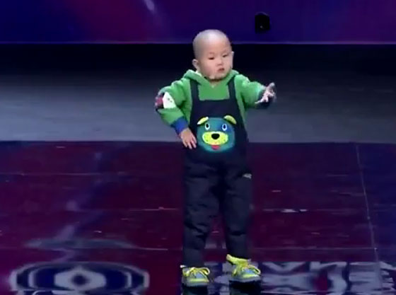 صور وفيديو طفل (3 سنوات) يذهل الحكام والملايين برقصه وشخصيته  صورة رقم 3