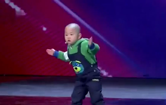 صور وفيديو طفل (3 سنوات) يذهل الحكام والملايين برقصه وشخصيته  صورة رقم 5