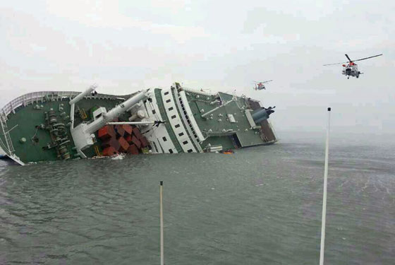 انقاذ المئات من ركاب السفينة الكورية الغارقة صورة رقم 1
