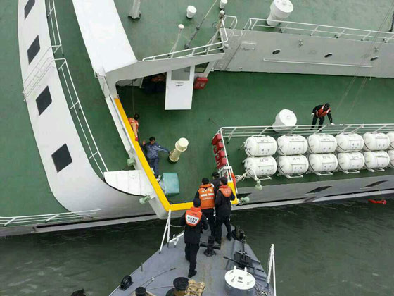 انقاذ المئات من ركاب السفينة الكورية الغارقة صورة رقم 4