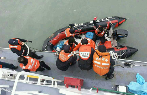 انقاذ المئات من ركاب السفينة الكورية الغارقة صورة رقم 6