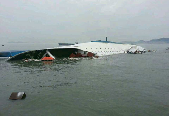 انقاذ المئات من ركاب السفينة الكورية الغارقة صورة رقم 7