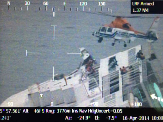 انقاذ المئات من ركاب السفينة الكورية الغارقة صورة رقم 10