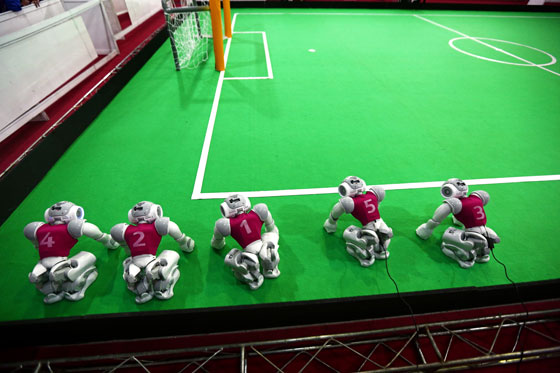 الروبوتات الايرانية تقتحم ملاعب كرة القدم بارادة من حديد!! صورة رقم 4
