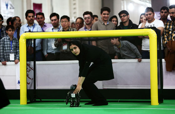 الروبوتات الايرانية تقتحم ملاعب كرة القدم بارادة من حديد!! صورة رقم 9
