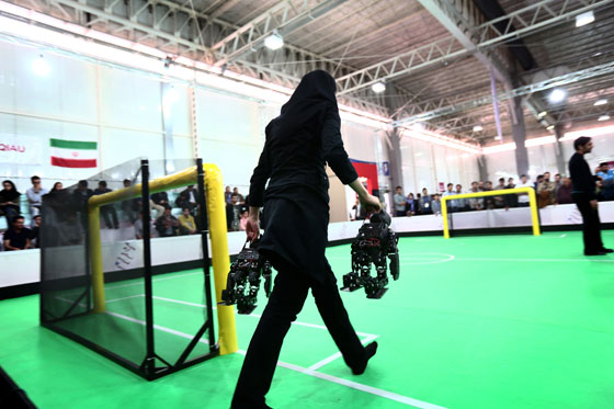 الروبوتات الايرانية تقتحم ملاعب كرة القدم بارادة من حديد!! صورة رقم 10