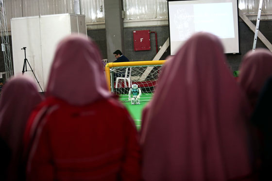 الروبوتات الايرانية تقتحم ملاعب كرة القدم بارادة من حديد!! صورة رقم 13