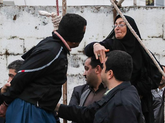 ايران: والدة القتيل تصفع قاتل ابنها ثم تفك حبل المشنقة عن عنقه صورة رقم 16
