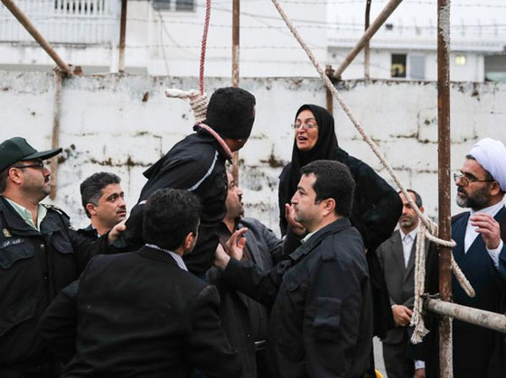 ايران: والدة القتيل تصفع قاتل ابنها ثم تفك حبل المشنقة عن عنقه صورة رقم 17