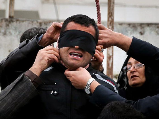 ايران: والدة القتيل تصفع قاتل ابنها ثم تفك حبل المشنقة عن عنقه صورة رقم 18