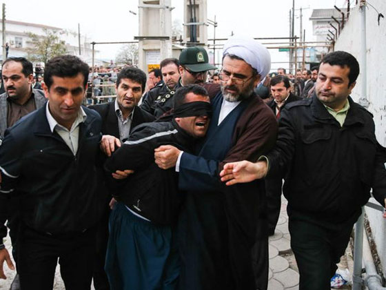 ايران: والدة القتيل تصفع قاتل ابنها ثم تفك حبل المشنقة عن عنقه صورة رقم 19