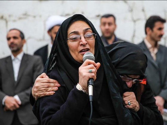 ايران: والدة القتيل تصفع قاتل ابنها ثم تفك حبل المشنقة عن عنقه صورة رقم 20