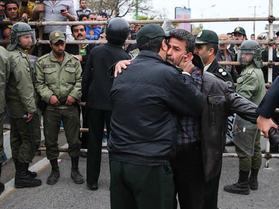 ايران: والدة القتيل تصفع قاتل ابنها ثم تفك حبل المشنقة عن عنقه صورة رقم 21
