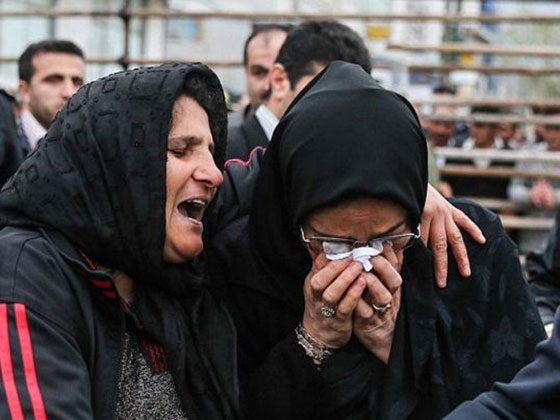 ايران: والدة القتيل تصفع قاتل ابنها ثم تفك حبل المشنقة عن عنقه صورة رقم 23
