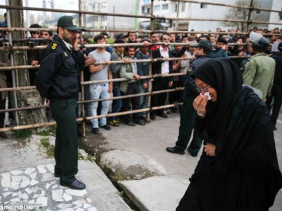ايران: والدة القتيل تصفع قاتل ابنها ثم تفك حبل المشنقة عن عنقه صورة رقم 24