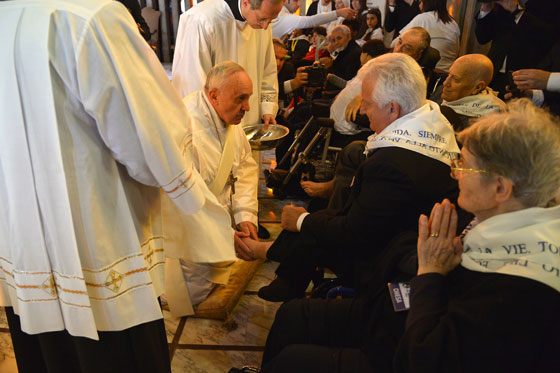 بابا الفاتيكان يثير الجدل مجددا حين غسل ارجل ليبي وانحنى وقبّلها! صورة رقم 1