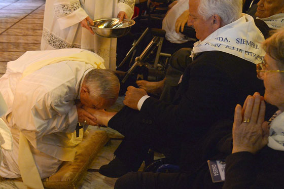 بابا الفاتيكان يثير الجدل مجددا حين غسل ارجل ليبي وانحنى وقبّلها! صورة رقم 3