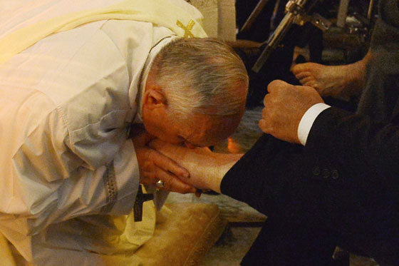 بابا الفاتيكان يثير الجدل مجددا حين غسل ارجل ليبي وانحنى وقبّلها! صورة رقم 4