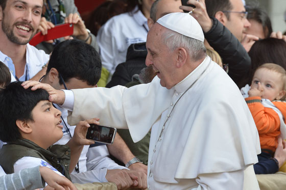 بابا الفاتيكان يثير الجدل مجددا حين غسل ارجل ليبي وانحنى وقبّلها! صورة رقم 9