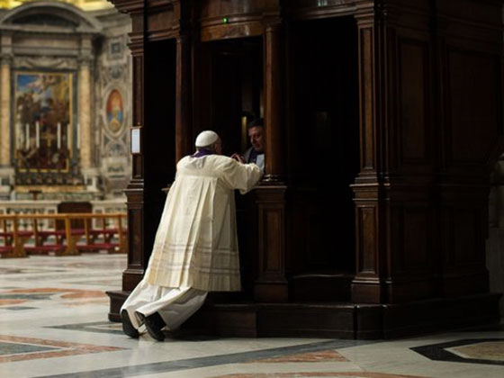 بابا الفاتيكان يثير الجدل مجددا حين غسل ارجل ليبي وانحنى وقبّلها! صورة رقم 2
