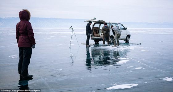 صور مذهلة لسيارة ترقص على الجليد المتوهج صورة رقم 6