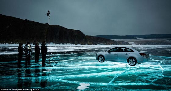 صور مذهلة لسيارة ترقص على الجليد المتوهج صورة رقم 3