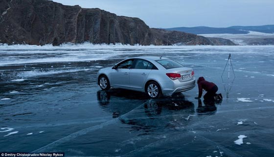 صور مذهلة لسيارة ترقص على الجليد المتوهج صورة رقم 2