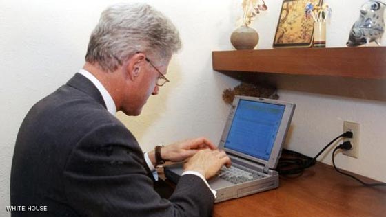 اول كمبيوتر رئاسي استخدمه بل كلينتون بيع بـ 60 الف دولار صورة رقم 2