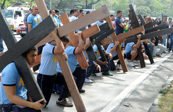 بمناسبة القيامة 20 فلبينيا يصلبون انفسهم في الجمعة العظيمة صورة رقم 2
