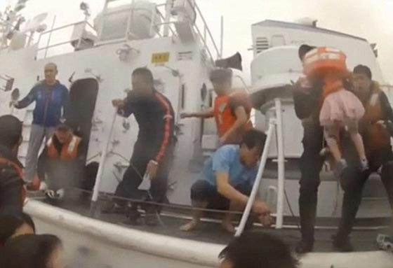 كوريا: اعتقال ربان السفينة الغارقة لانه نجا بنفسه الركاب في خطر صورة رقم 4