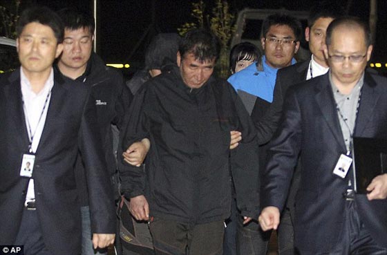 كوريا: اعتقال ربان السفينة الغارقة لانه نجا بنفسه الركاب في خطر صورة رقم 1