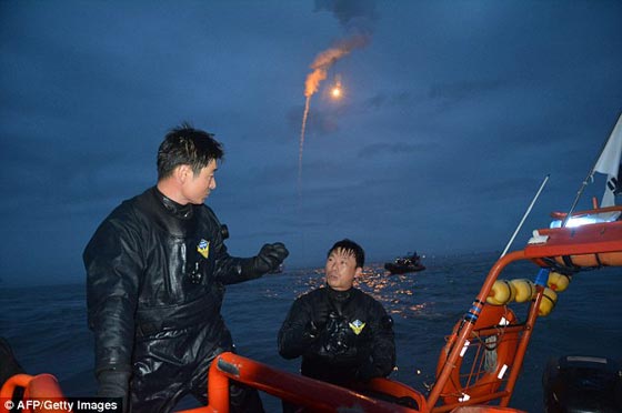 كوريا: اعتقال ربان السفينة الغارقة لانه نجا بنفسه الركاب في خطر صورة رقم 6