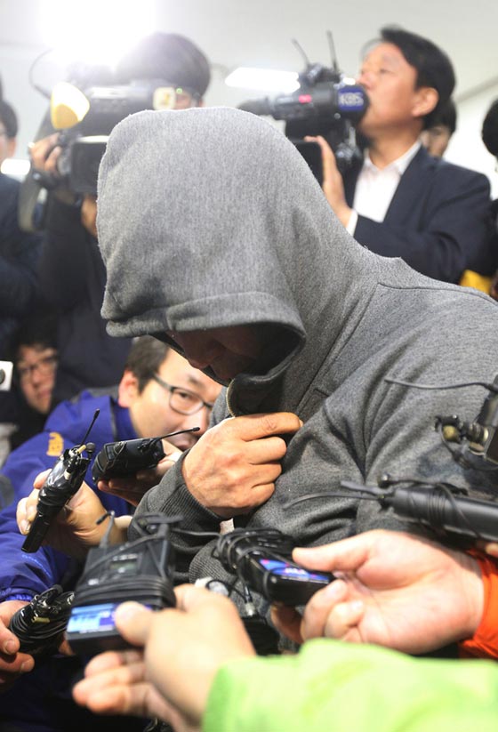كوريا: اعتقال ربان السفينة الغارقة لانه نجا بنفسه الركاب في خطر صورة رقم 2
