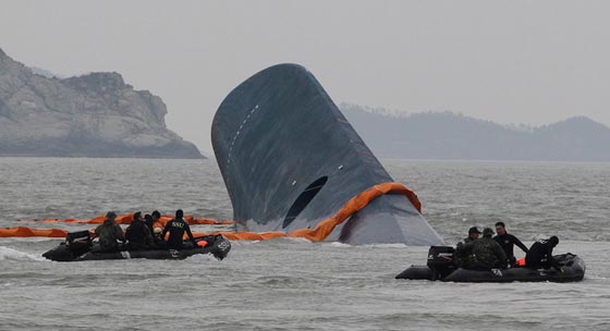 كوريا: اعتقال ربان السفينة الغارقة لانه نجا بنفسه الركاب في خطر صورة رقم 8